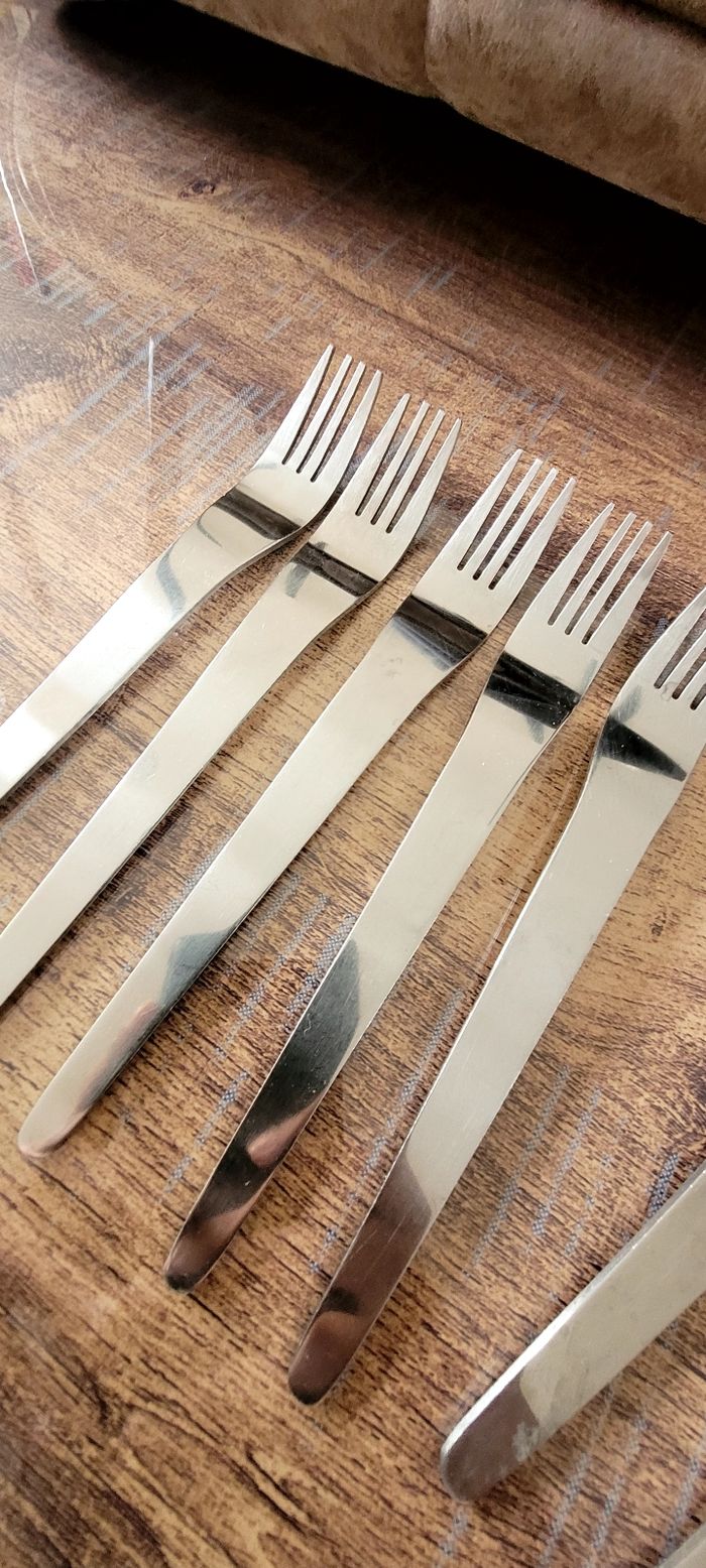 Lot d'assiettes + couverts - photo numéro 4