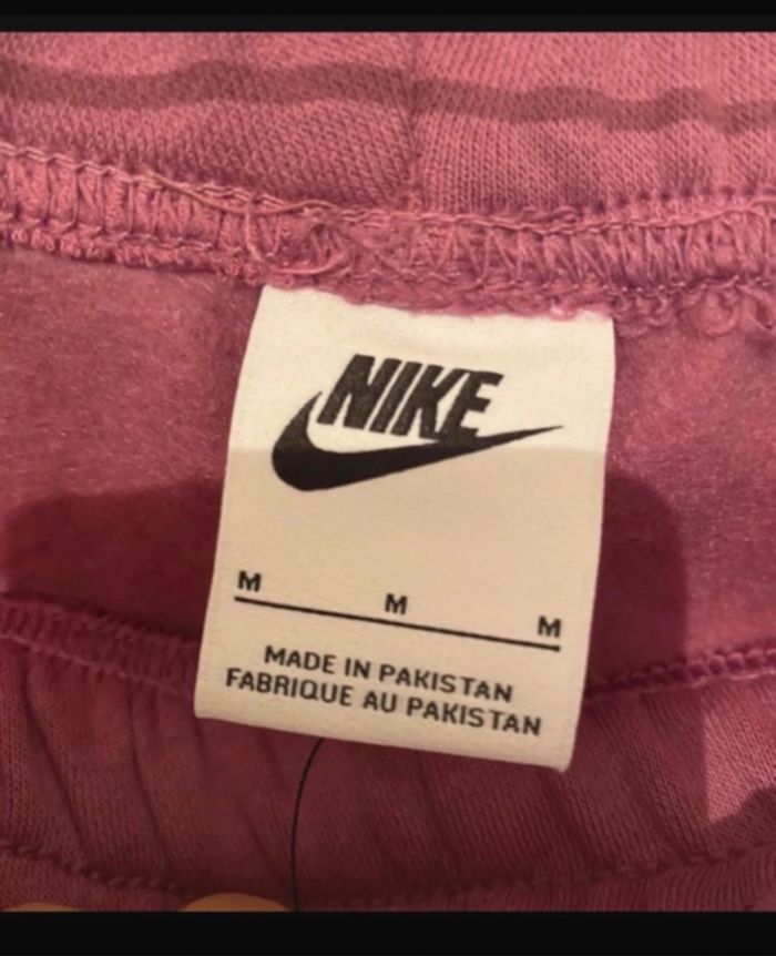 Jogging Nike oversize taille XL qui corresponde à du (42/44) neuf - photo numéro 3