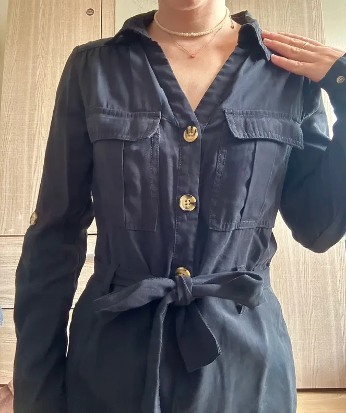 Robe avec bouton et ceinture cache cache