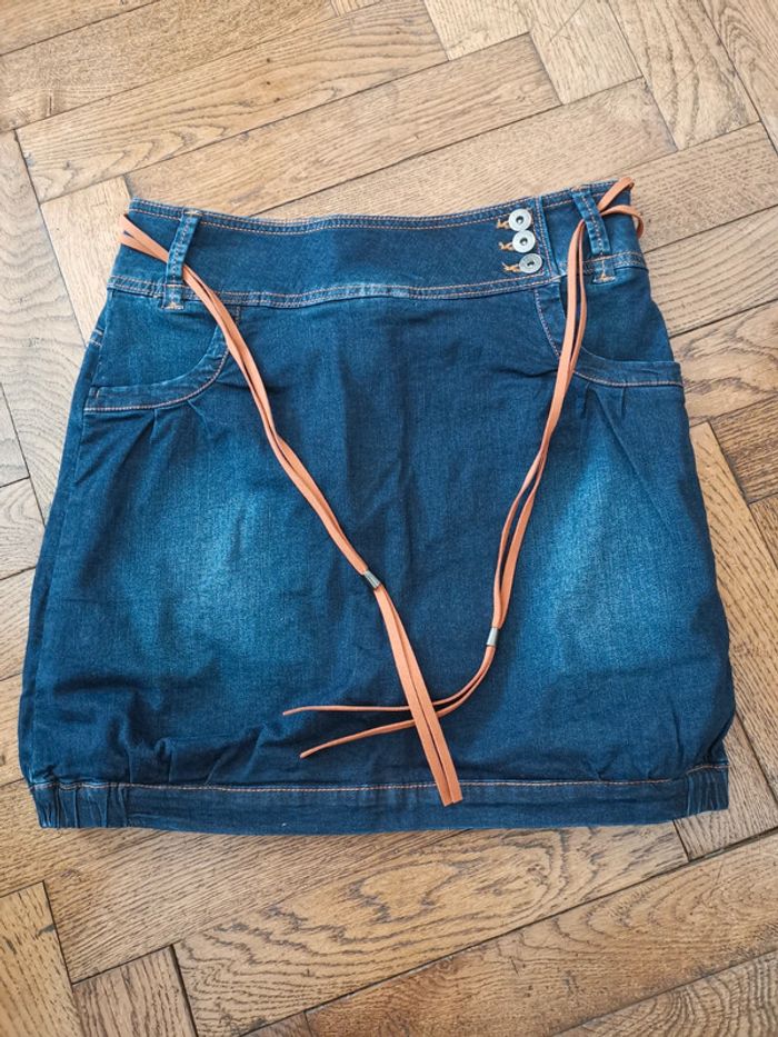 Jolie jupe en jean neuve taille 42