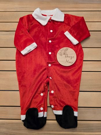 Combinaison pyjama Noël 12 mois neuf avec bonnet