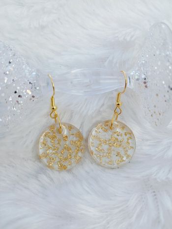 Boucles d'oreilles blanches feuilles d'or 