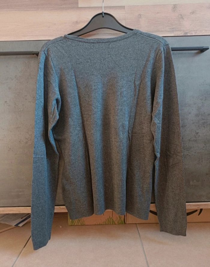 Jolie pull gris - photo numéro 2