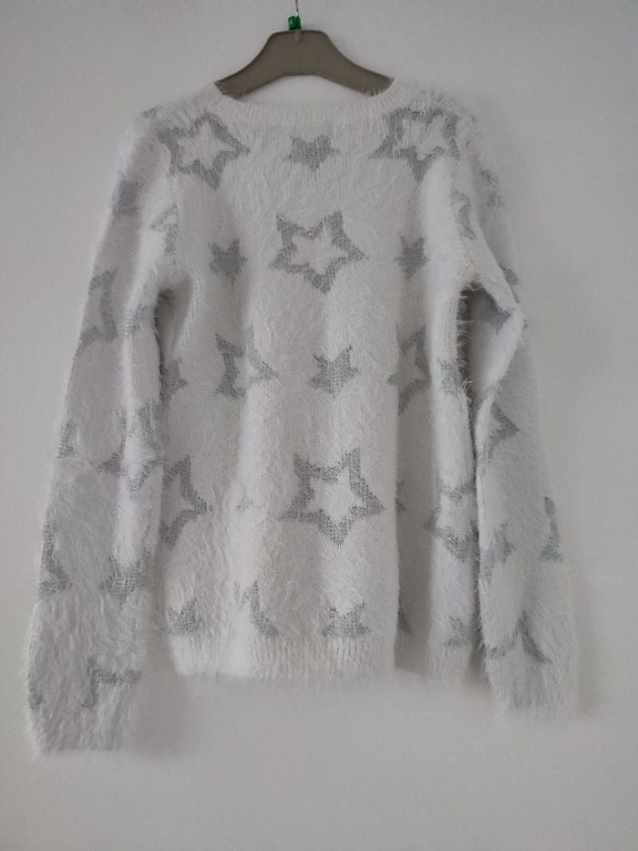 Pull blanc avec étoiles argentées