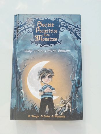 Roman couverture rigide : Société Protectrice des Monstres, Loup-garou contre dragon (55)