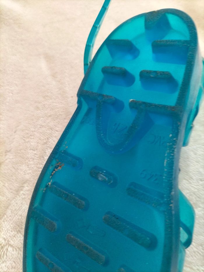 Sandales en plastique taille 24 - photo numéro 3