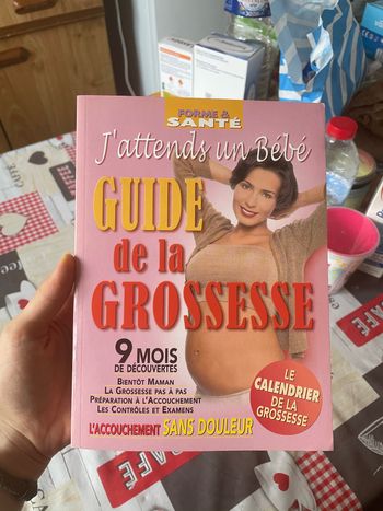 Livre j’attends un bébé guide de la grossesse.