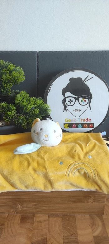 Doudou plat ours Sucre D'orge jaune bleu blanc étoiles arc en ciel écharpe