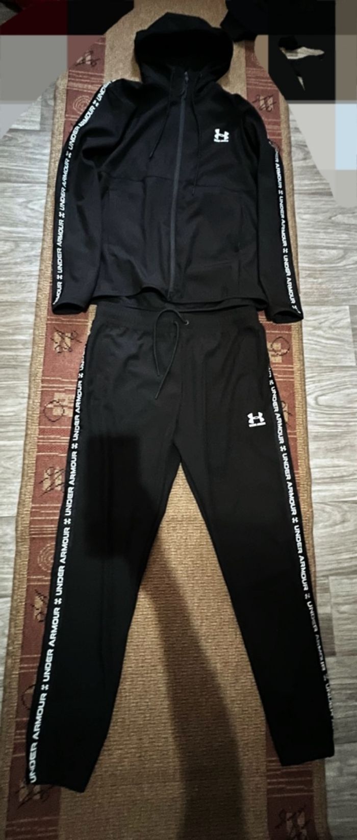 Under armour ensemble plus des photos mais il est nouveau