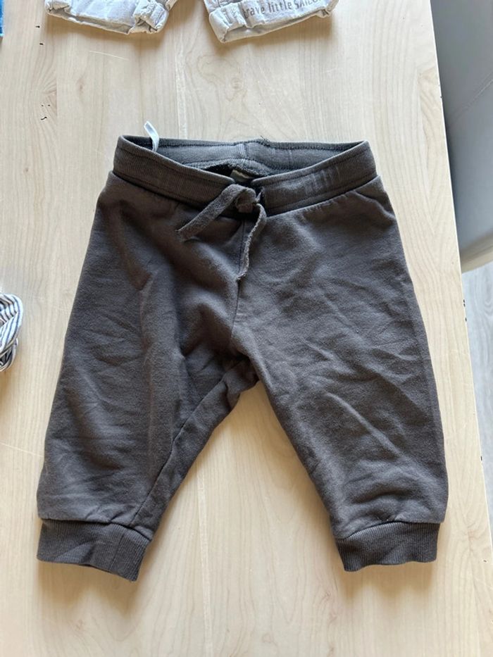 Lot 3 hauts + 2 bas 6mois - photo numéro 3