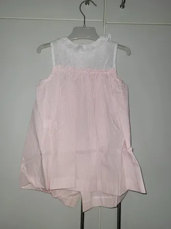 Adorable robe d'été à rayures roses et smocks blancs - Parfaite pour les journées ensoleillées !