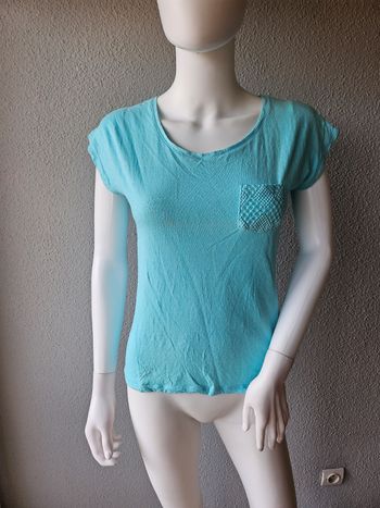 Tee shirt avec dentelle bleue