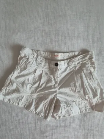 Short blanc Camaïeu bouton noir taille 40