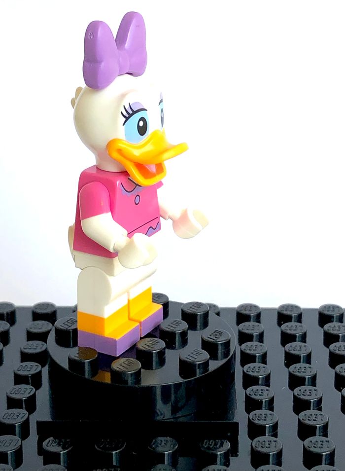 LEGO Disney - Daisy Duck, dark pink top - photo numéro 6