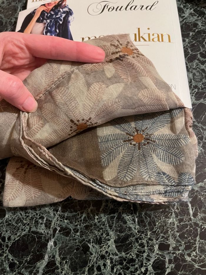 Foulard Manoukian dans les tons marrons neuf avec étiquette - photo numéro 4