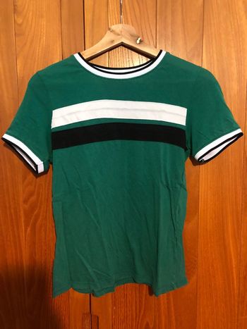 T-shirt vert avec rayures blanches et noires
