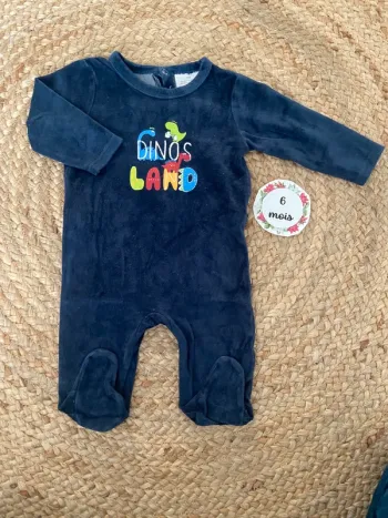 Pyjama Dino 6 mois très bon etat