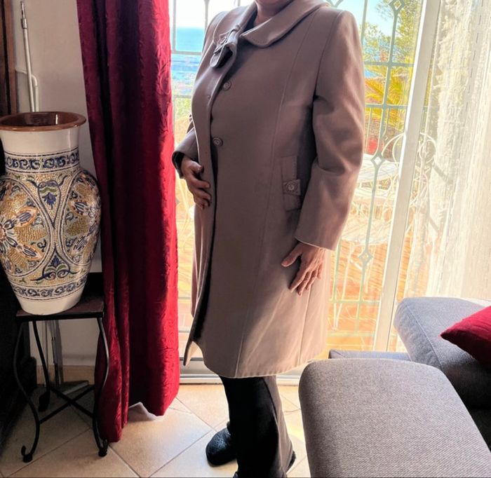 Magnifique manteau long couleur taupe, coupe classique et raffinée - photo numéro 4