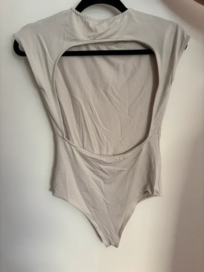 body dos nu beige stradivarius taille M - photo numéro 3
