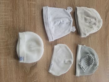 Lot 6 bonnets et 1 paire de gants