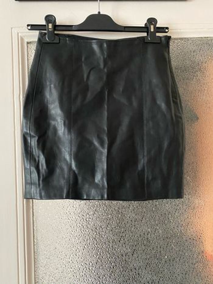 Jupe en similicuir noir Bershka