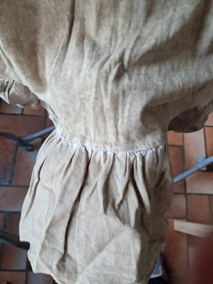 2 débardeurs (1 gris clair et 1 beige) bas légèrement volanté, modernes, confortables T40, 3 suisses - photo numéro 8