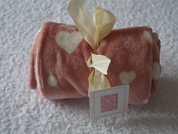 Joli plaid en velours rose/écru fantaisie neuf pour bébé