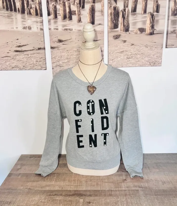 💕 sweat gris avec perles nacrés floqué « confident » taille 38 m #jennyfer - photo numéro 2