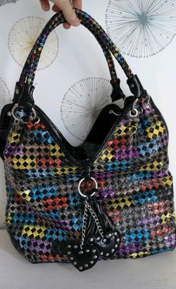 Sac à bandoulière verni multicolore avec pampilles