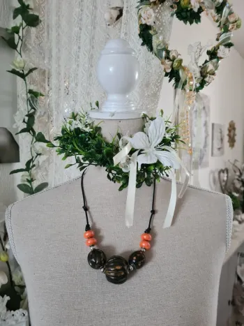 Joli collier artisanal marron foncé orange