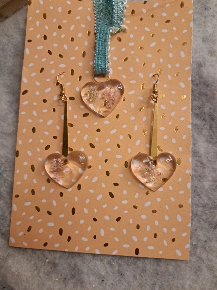 Boucles d'oreilles pendante avec pendentif assortie en résine florale - photo numéro 4