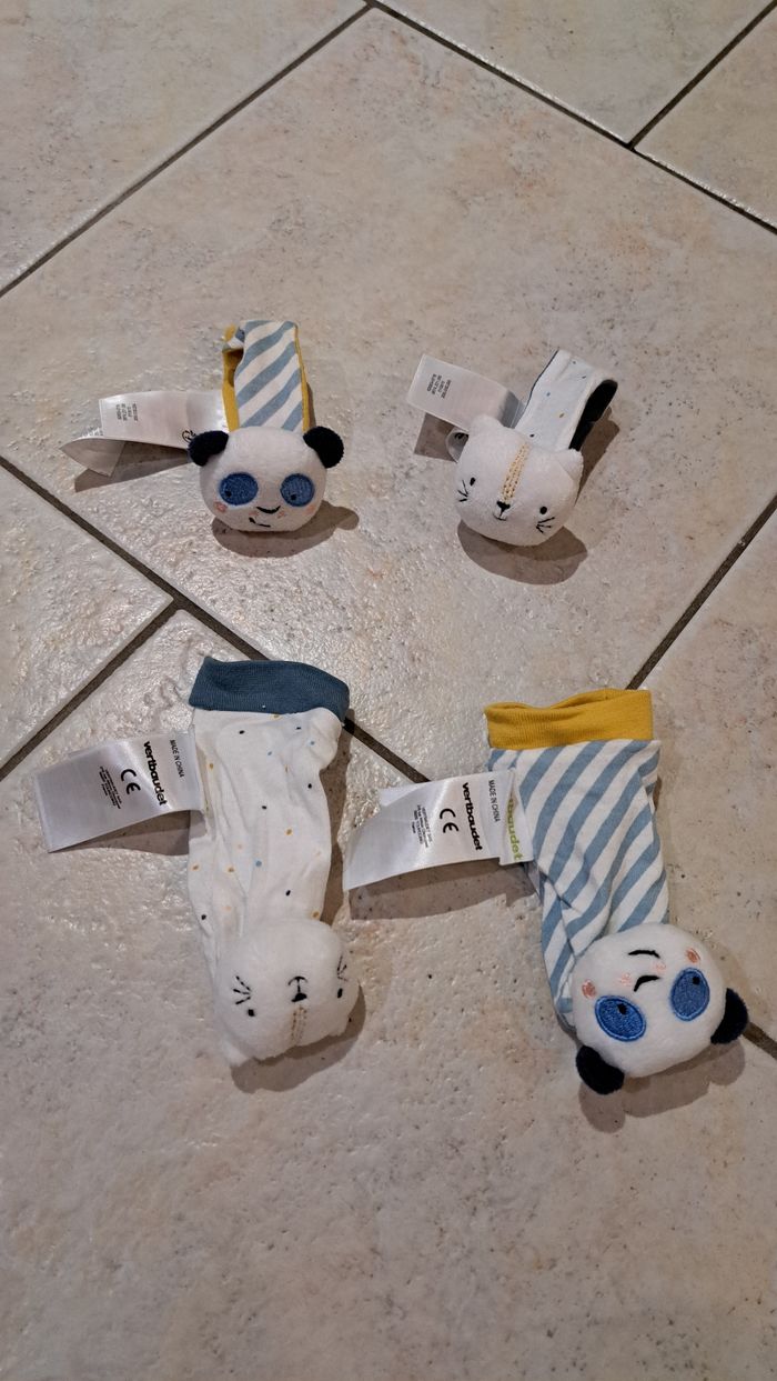 Ensemble chaussettes/ sangles poignets hochet bébé