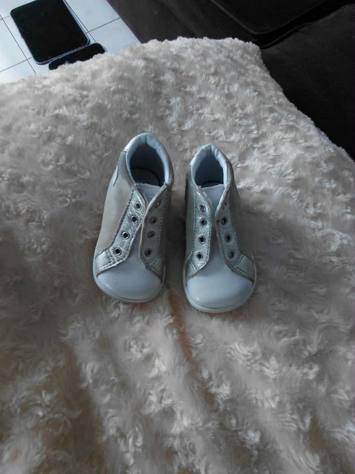Très belle paire de bottines premier pas bébé fille Pointure 18 lisez bien l'annonce surtout - photo numéro 3