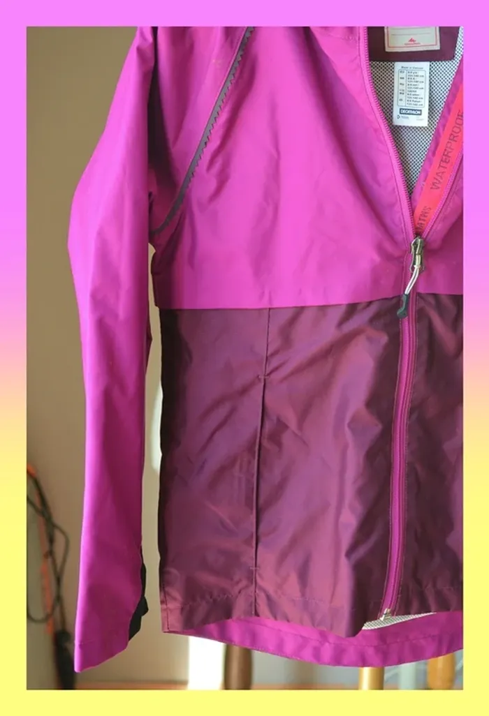 Veste coupe-vent Decathlon 8 ans fuchsia très bon état - photo numéro 2