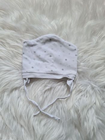 Bonnet blanc avec étoiles