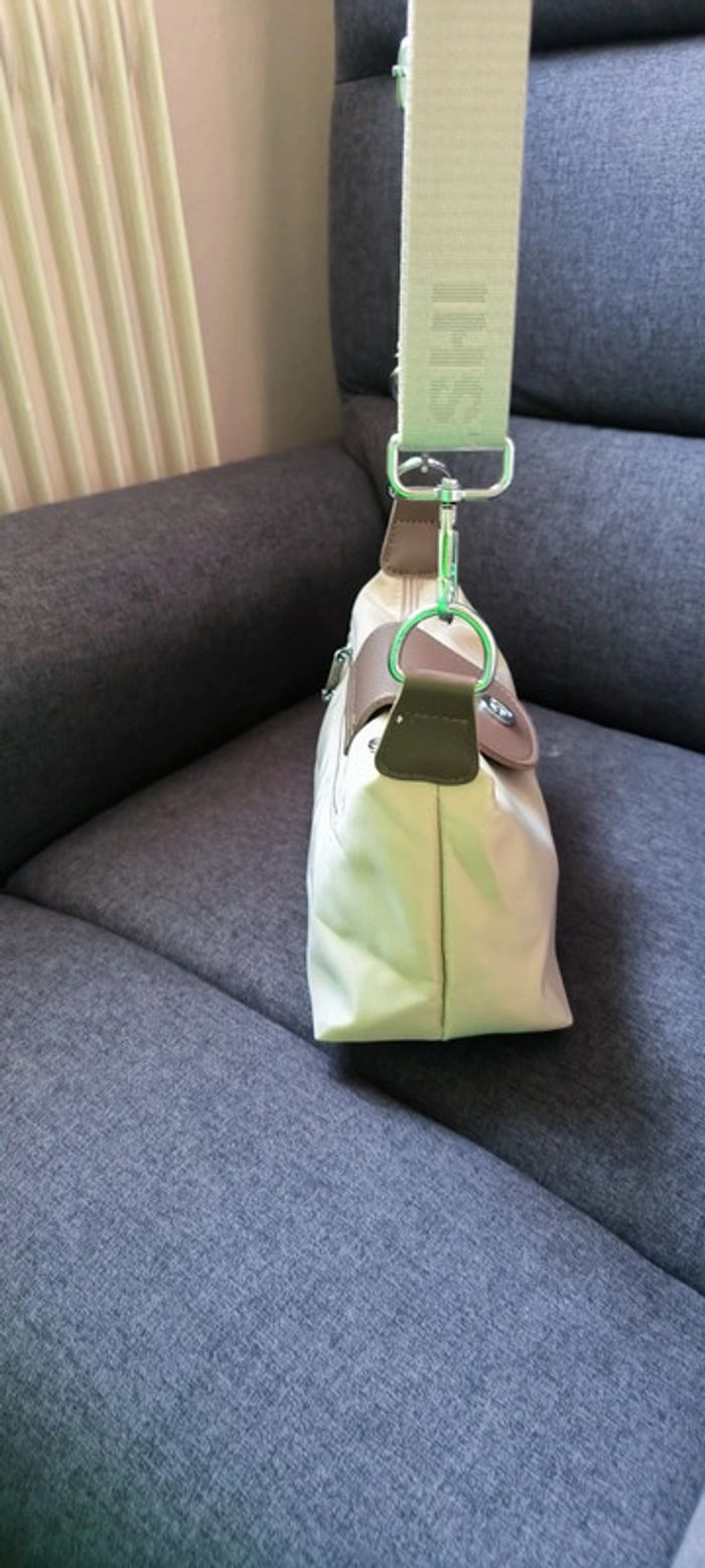 Sac à bandoulière très tendance de très bonne qualité avec compartiment - photo numéro 2