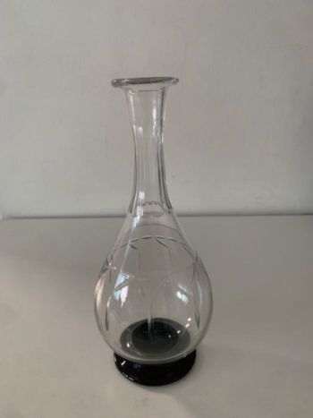 Carafe en verre ciselé