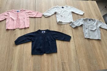 Lot 4 brassières taille 3 mois