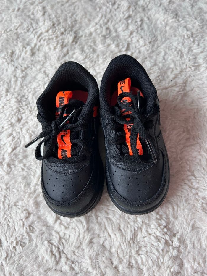 Baskets Nike Force 1 LV8 KSA bébé Noir et Orange Taille 22 - photo numéro 2