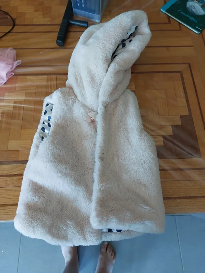 Veste capuche sans manches