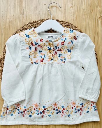 Blouse blanche et fleurie Gémo