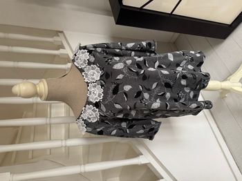 Blouse manches 3/4 grise avec fleurs en dentelle au col 