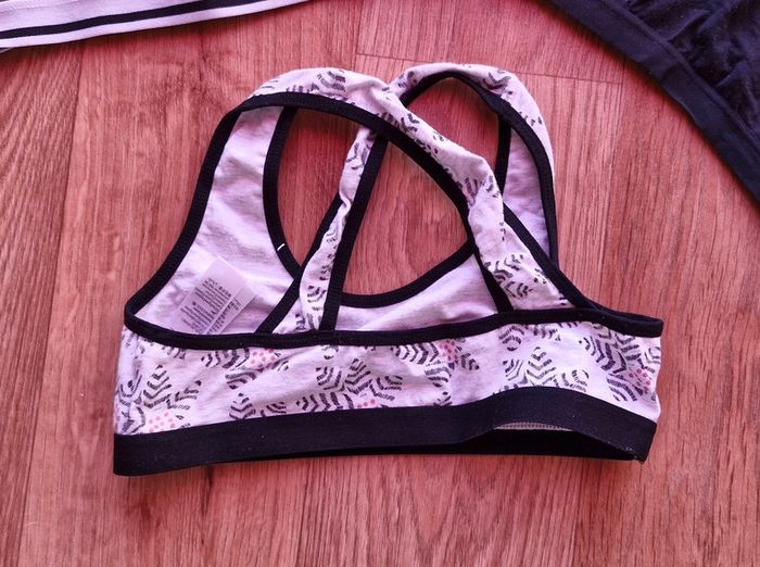 Lot de 3 brassières TBE taille 10/12ans.xxs.12/14 ans - photo numéro 5