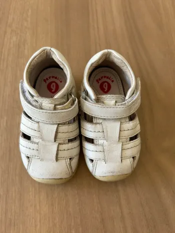 Chaussures blanches à scratchés pointure 18