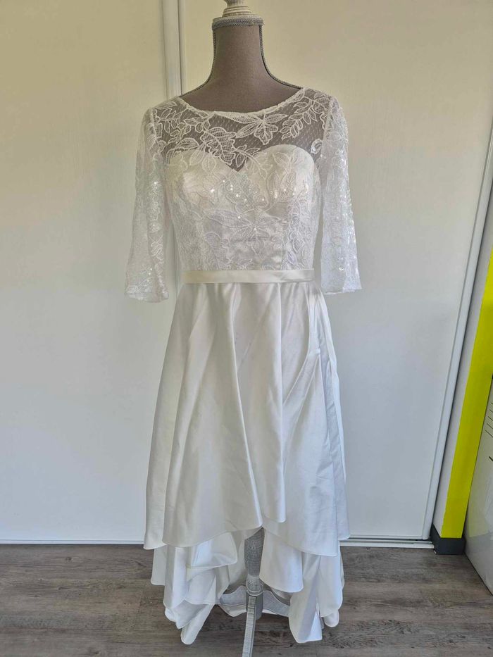Robe de mariée courte devant et longue derrière avec manches, dentelle et satin