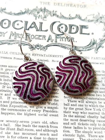 Magnifique paire de boucles d'oreilles couleur argenté et violet