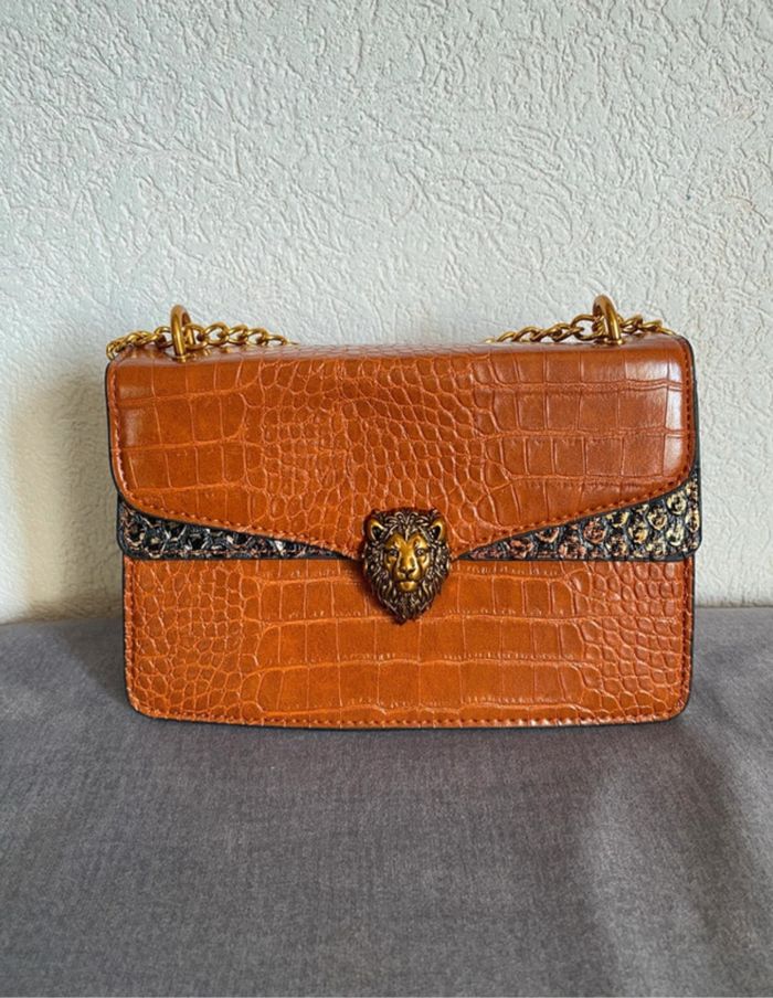 Sac bandoulière marron à motif croco - Style chic vintage