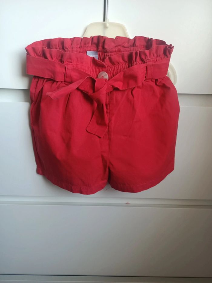 Joli petit short rouge Kiabi taille 36mois