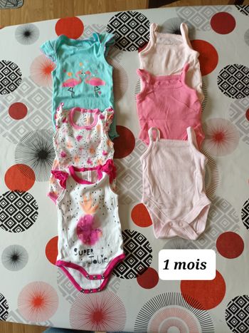 Lot 6 bodies bretelle 👧 taille 1 mois