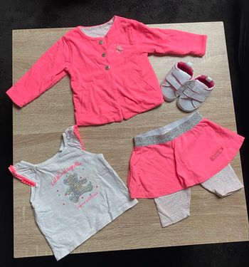 Ensemble veste + t-shirt + jupe pantalon + baskets 
